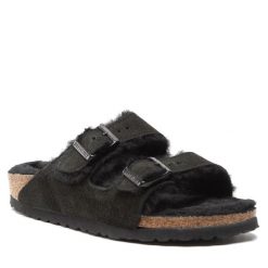 Klapki Birkenstock. Czarne klapki Birkenstock, bez wzorów, bez obcasa. Za 679.99 zł.