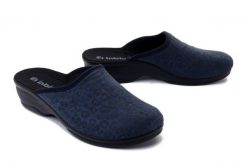 INBLU BJ-140 004 granatowy, kapcie damskie. Niebieskie obuwie domowe Inblu, bez wzorów, z tkaniny, bez zapięcia. Za 59.99 zł.