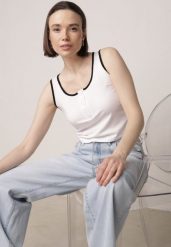 Biały Bawełniany Top w Prążki z Guzikami przy Dekolcie Bervise. Białe topy Born2be, m, bez wzorów, z bawełny, bez kołnierzyka, bez ramiączek. Za 39.99 zł.