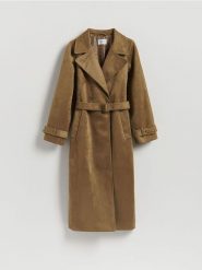 Trencz z imitacji zamszu - oliwkowy. Zielone płaszcze Reserved, l, bez wzorów, ze skóry, bez kaptura. Za 359.99 zł.