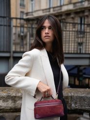 Maison héritage PARIS Skórzana torebka "Simos Suede" w kolorze bordowym - 21 x 13 x 9 cm rozmiar: onesize. Czerwone torby na ramię Maison héritage PARIS, bez wzorów, z materiału, na ramię, bez dodatków. Za 362.85 zł.