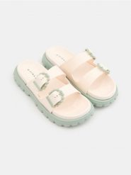 Klapki z dwoma paskami i ozdobnymi klamrami - wielobarwny. Klapki Sinsay, bez wzorów, bez obcasa. Za 39.99 zł.