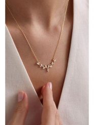 Lodie Silver Pozłacany naszyjnik z elementem ozdobnym - dł. 42 cm rozmiar: onesize. Szare naszyjniki Lodie Silver, z cyrkonią, pozłacane. Za 105.45 zł.