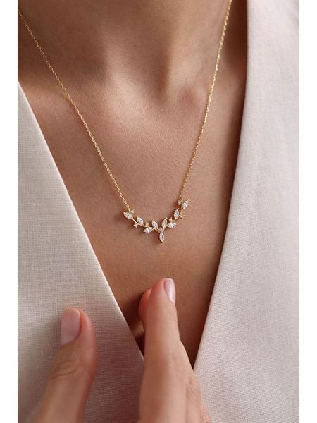 Lodie Silver Pozłacany naszyjnik z elementem ozdobnym - dł. 42 cm rozmiar: onesize. Szare naszyjniki Lodie Silver, z cyrkonią, pozłacane. Za 92.42 zł.