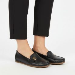 Mokasyny damskie Armodo, cholewka ze skóry naturalnej gładkiej klasyczna wsuwana konstrukcja z delikatnym przeszyciem z przodu subtelny metalowy deta. Czarne mokasyny Armodo, bez wzorów, ze skóry, bez obcasa. Za 379.00 zł.