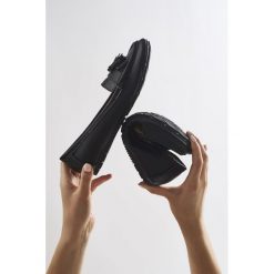 Czarne Mokasyny Vestigial. Czarne mokasyny Born2be, bez wzorów, z materiału, bez obcasa. Za 59.99 zł.