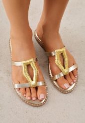 Złote Klapki VICES z Metaliczną Geometryczną Klamrą Azaeriana. Żółte klapki Renee, z aplikacjami, bez obcasa, na płaskiej podeszwie. Za 79.99 zł.