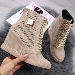 Sneakersy na koturnie z łańcuchem ażurowe beżowe Lu Boo. Brązowe botki Lu Boo, bez wzorów, bez obcasa, na koturnie, bez zapięcia. Za 149.99 zł.