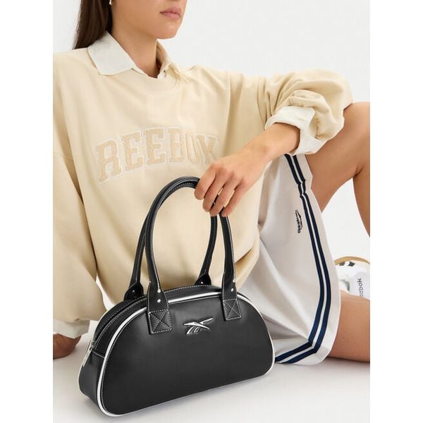 Torebka Reebok. Czarne torebki klasyczne Reebok, bez wzorów, bez dodatków. Za 127.99 zł.