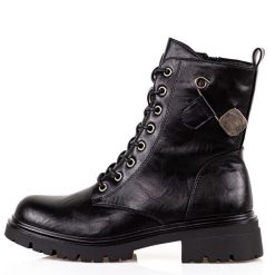 Czarne trapery damskie M.Daszyński 2508-4. Czarne botki M.Daszyński, na jesień, z aplikacjami, ze skóry, z okrągłym noskiem, bez obcasa, bez zapięcia. Za 199.00 zł.