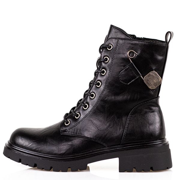 Czarne trapery damskie M.Daszyński 2508-4. Czarne botki M.Daszyński, na jesień, z aplikacjami, ze skóry, z okrągłym noskiem, bez obcasa, bez zapięcia. W wyprzedaży za 179.10 zł.