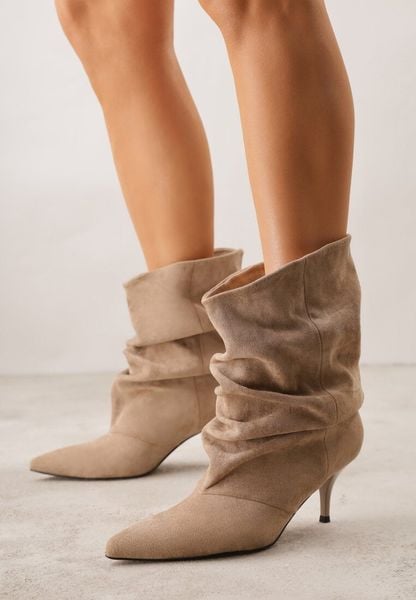 Ciemnobeżowe Botki na Szpilce z Marszczoną Cholewką Hailenia. Brązowe botki Born2be, bez wzorów, bez obcasa, na obcasie, bez zapięcia. Za 169.99 zł.