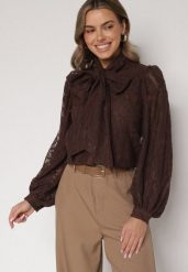 Brązowa Koronkowa Koszula z Bufiastymi Rękawami i Kokardą przy Dekolcie Sewane. Brązowe koszule Born2be, m, bez wzorów, z jeansu, biznesowe, bez kołnierzyka, bez ramiączek. Za 149.99 zł.