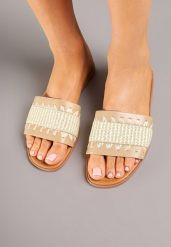 Ciemnobeżowe Klapki z Tłoczeniem w Stylu Boho Tatorelea. Brązowe klapki Born2be, z aplikacjami, bez obcasa, na płaskiej podeszwie. Za 39.99 zł.