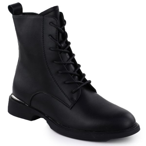 Skórzane botki damskie workery czarne Filippo DBT652. Czarne botki Filippo, bez wzorów, ze skóry, bez obcasa, bez zapięcia. Za 219.99 zł.