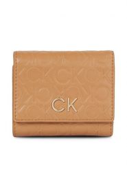 Calvin Klein Portfel damski Re-Lock Trifold Xs Emb K60K611321 Brązowy. Brązowe portfele Calvin Klein, bez wzorów, ze skóry. Za 379.99 zł.