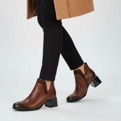 Botki damskie Armodo, na klocku skórzane eleganckie z okrągłym noskiem i na zamek, rude, 60559-S. Brązowe botki Armodo, bez wzorów, z jeansu, z okrągłym noskiem, bez obcasa, na obcasie, bez zapięcia. Za 339.99 zł.