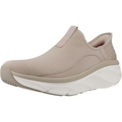 Kapcie SKECHERS SLIP-INS 150099S DLUX WALKER 2.0 Beżowy. Brązowe obuwie domowe Skechers, bez wzorów, z tkaniny, bez zapięcia. Za 317.99 zł.