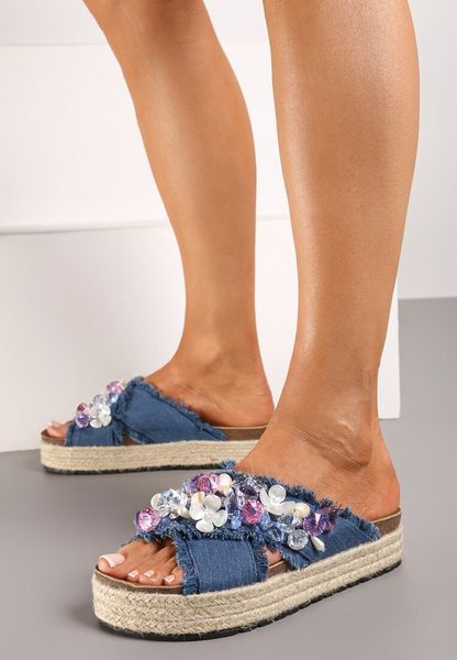 Niebieskie Denimowe Klapki na Grubej Platformie z Plecionką Ozdobione Aplikacjami Rissina. Niebieskie klapki Born2be, z aplikacjami, bez obcasa, na płaskiej podeszwie. Za 89.99 zł.