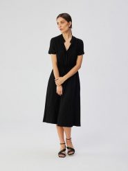 Stylove Sukienka w kolorze czarnym rozmiar: XXL. Czarne sukienki Stylove, xxl, bez wzorów, z wiskozy, bez kołnierzyka, bez ramiączek, midi. Za 249.99 zł.