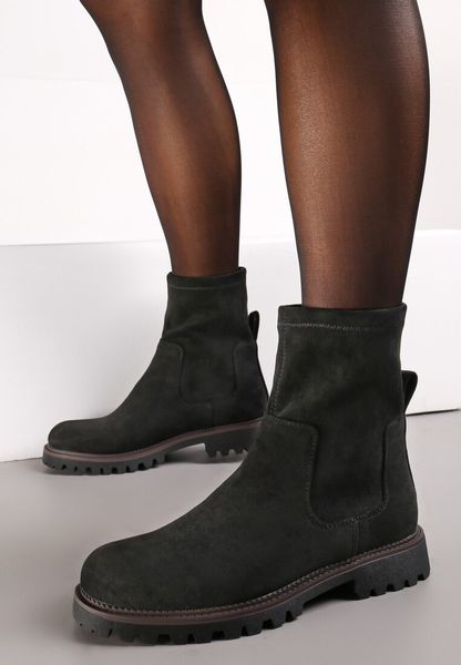 Czarne Botki za Kostkę z Imitacji Zamszu Silvano. Czarne botki Renee, bez wzorów, za kostkę, bez obcasa, na płaskiej podeszwie, bez zapięcia. Za 69.99 zł.