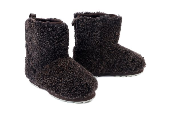 EMU AUSTRALIA Sharky Lo Teddy W13200 chocolate, botki damskie. Brązowe botki EMU Australia, bez wzorów, z gumy, bez obcasa, bez zapięcia. Za 792.01 zł.