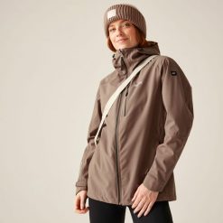 Kurtka turystyczna przeciwdeszczowa damska Birchdale wodoodporna. Brązowe kurtki sportowe Regatta, bez wzorów, bez kaptura, trekkingowe. Za 549.99 zł.