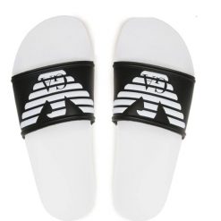 Klapki basenowe dla dorosłych Emporio Armani Beachwear. Białe klapki Emporio Armani Connected, bez wzorów, bez obcasa. W wyprzedaży za 158.00 zł.
