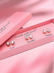 Created with Love 3-częściowy zestaw kolczyków-wkrętek "Bloom" z cyrkoniami rozmiar: onesize. Różowe kolczyki Created with Love, z cyrkonią, z mosiądzu. Za 56.99 zł.