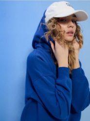 Dresowa bluza hoodie z nadrukiem "Le Soleil" - niebieski. Niebieskie bluzy Sinsay, l, bez wzorów, z dresówki, bez kaptura. Za 49.99 zł.