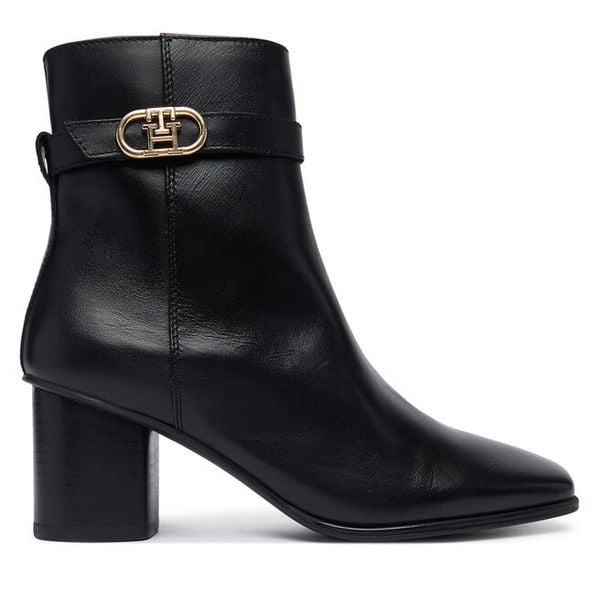 Botki Tommy Hilfiger. Czarne botki TOMMY HILFIGER, bez wzorów, bez obcasa, na słupku, bez zapięcia. Za 749.99 zł.