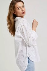 Koszula oversize z rękawami 3/4 biała. Białe koszule MOODO, m, bez wzorów, bez kołnierzyka, bez ramiączek. W wyprzedaży za 62.99 zł.