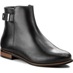 Botki WOJAS - 6590-51 Czarny. Czarne botki Wojas, z aplikacjami, ze skóry, bez obcasa, na obcasie, bez zapięcia. W wyprzedaży za 319.00 zł.