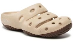 Klapki damskie Keen Yogui Wmns Safari/Silver Birch. Brązowe klapki 909, bez wzorów, bez obcasa. Za 335.99 zł.