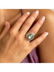 Les Petites Précieuses Srebrny pierścionek z labradorytem rozmiar: 50. Szare pierścionki Les Petites Précieuses, z labradorytem, srebrne. Za 260.99 zł.