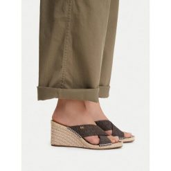 Klapki MICHAEL Michael Kors. Brązowe klapki MICHAEL Michael Kors, bez wzorów, bez obcasa. Za 381.99 zł.
