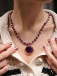 Pierres delicates Pozłacany naszyjnik z elementami ozdobnymi - dł. 50 cm rozmiar: onesize. Różowe naszyjniki Pierres delicates, z ametystem, pozłacane. Za 69.99 zł.