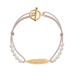 Bransoletka Martha na cienkim sznurku w kolorze beżowym. Brązowe bransoletki Lilou, z perłą, pozłacane. Za 258.00 zł.