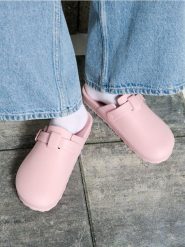 Zabudowane klapki - różowy. Czerwone klapki Sinsay, bez wzorów, bez obcasa. Za 29.99 zł.