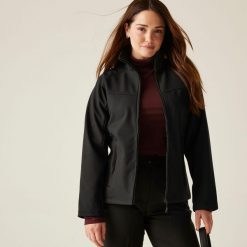 Softshell roboczy damski Uproar. Czarne kurtki sportowe Regatta, bez wzorów, z softshellu, bez kaptura, trekkingowe. Za 209.99 zł.