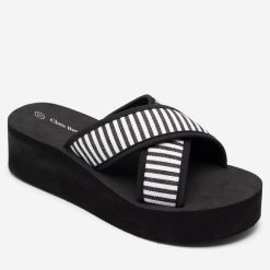 Klapki Clara Barson. Czarne klapki Clara Barson, bez wzorów, bez obcasa. Za 79.99 zł.