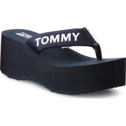 Japonki TOMMY JEANS - Retro Beach Sandal EN0EN00319 Black Iris 431. Niebieskie klapki Tommy Jeans, bez wzorów, z jeansu, bez obcasa, na obcasie. W wyprzedaży za 169.00 zł.