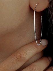 Les Petites Précieuses Srebrne kolczyki-półkreole rozmiar: onesize. Szare kolczyki Les Petites Précieuses, srebrne. Za 114.71 zł.