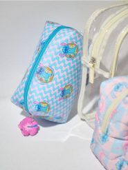 Kosmetyczka Lilo & Stitch - różowy. Czerwone kufry i kosmetyczki Sinsay, bez wzorów, bez dodatków. Za 15.99 zł.