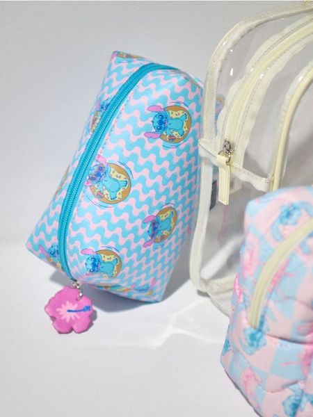 Kosmetyczka Lilo & Stitch - różowy. Czerwone kufry i kosmetyczki Sinsay, bez wzorów, bez dodatków. Za 15.99 zł.