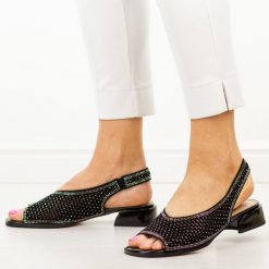 Czarne skórzane sandały damskie DiA 3131. Czarne sandały DiA, bez wzorów, ze skóry, eleganckie, bez obcasa, na obcasie, bez zapięcia. Za 359.00 zł.