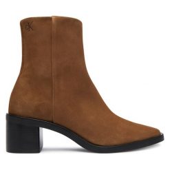 Botki Calvin Klein. Brązowe botki Calvin Klein, bez wzorów, bez obcasa, na słupku, bez zapięcia. Za 679.99 zł.