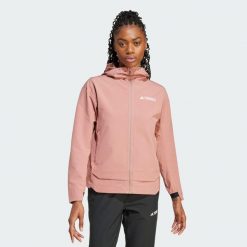 Kurtka Terrex Multi Softshell. Czerwone kurtki sportowe Adidas, l, bez wzorów, z materiału, bez kaptura, trekkingowe. W wyprzedaży za 329.40 zł.