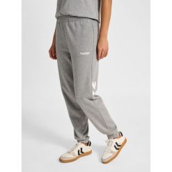 Damskie spodnie dresowe Hummel Legacy 2.0. Szare spodnie dresowe Hummel, na co dzień, bez wzorów, z dresówki. Za 269.50 zł.