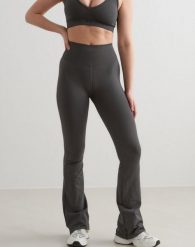 Damskie legginsy bezszwowe rozszerzane, squat proof Shape Seamless ciemnoszare. Szare legginsy AIM'N, m, bez wzorów, z dzianiny, z podwyższonym stanem, długie. Za 344.00 zł.